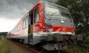 В Индонезии поезд протаранил грузовик и минивэн, 5 погибших