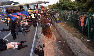 При столкновении грузовика и автобуса в Малайзии погибли 7 человек