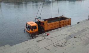 В Петербурге в Неву упал грузовик