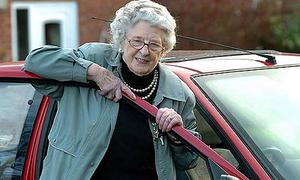 Самый достойный из водительских рекордов установила 94-летняя жительница Соединенного Королевства Мюриел Глэдвин