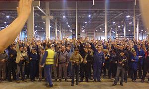 Рабочие продолжают пикетировать российский завод Ford