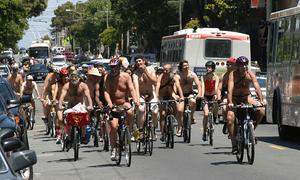 Голые велосипедисты протестуют против автотранспорта