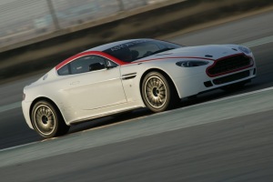 Aston Martin Vantage GT4. Side