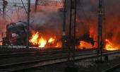 При столкновении КамАЗа с товарняком загорелись 7 цистерн нефти