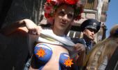 Украинские феминистки встали грудью на защиту синих ведерок