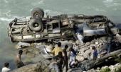 В Китае автобус сорвался в ущелье, 16 человек погибли