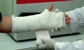 Сотрудник ГИБДД сломал руку пенсионеру, переходившему дорогу в неположенном месте
