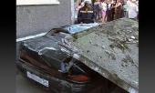 Упавший забор раздавил 8 автомобилей на западе Москвы