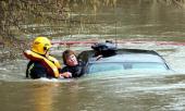 Британка едва не утопила машину в разлившейся реке
