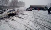 В Кемеровской области столкнулись 21 автомобиль, семеро раненых