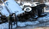 На Черноморском побережье шквальный ветер перевернул на трассе фуры